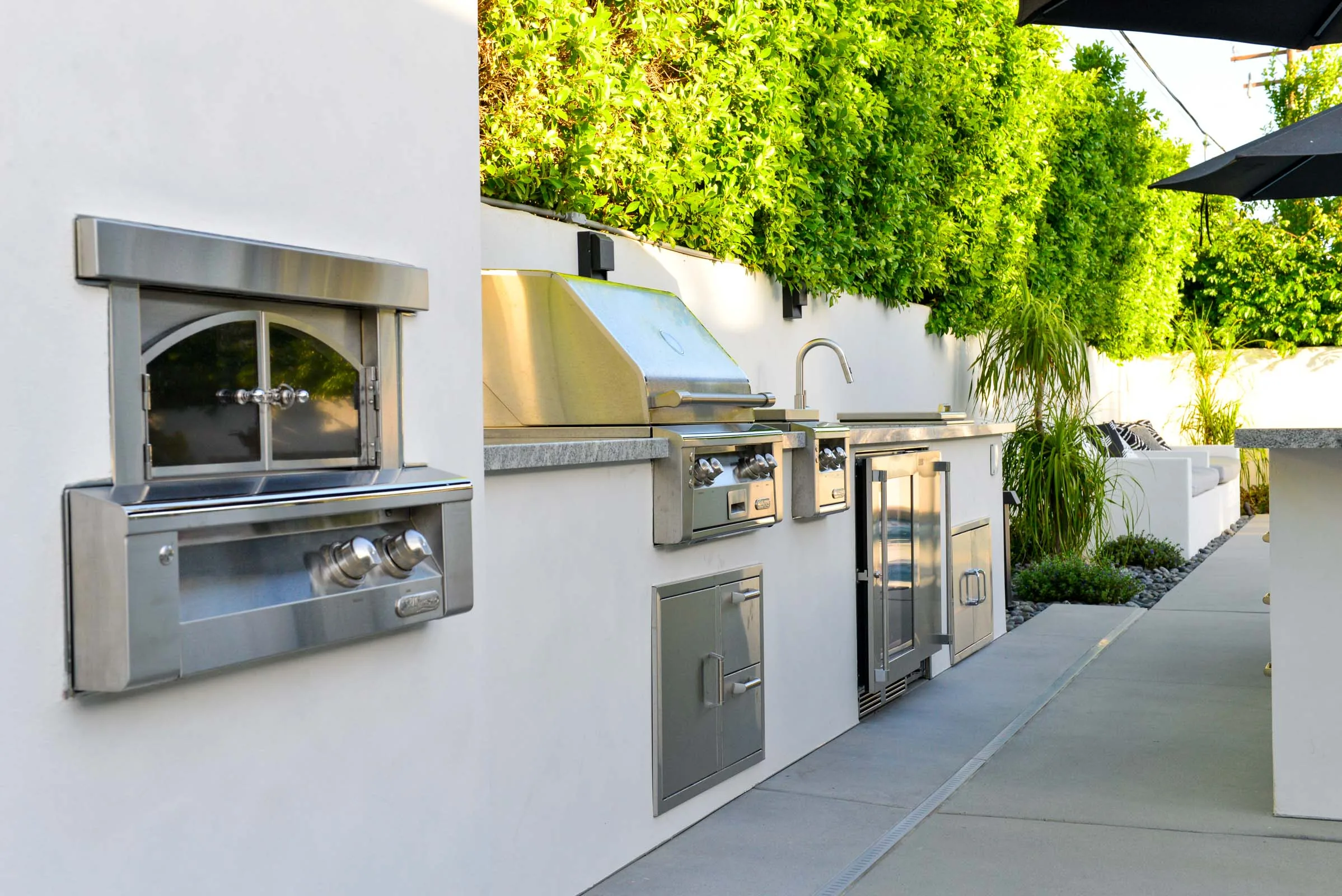 Manzanita — Gallery 02 Outdoor kitchen with pizza oven, grill and sink set into a stucco counter